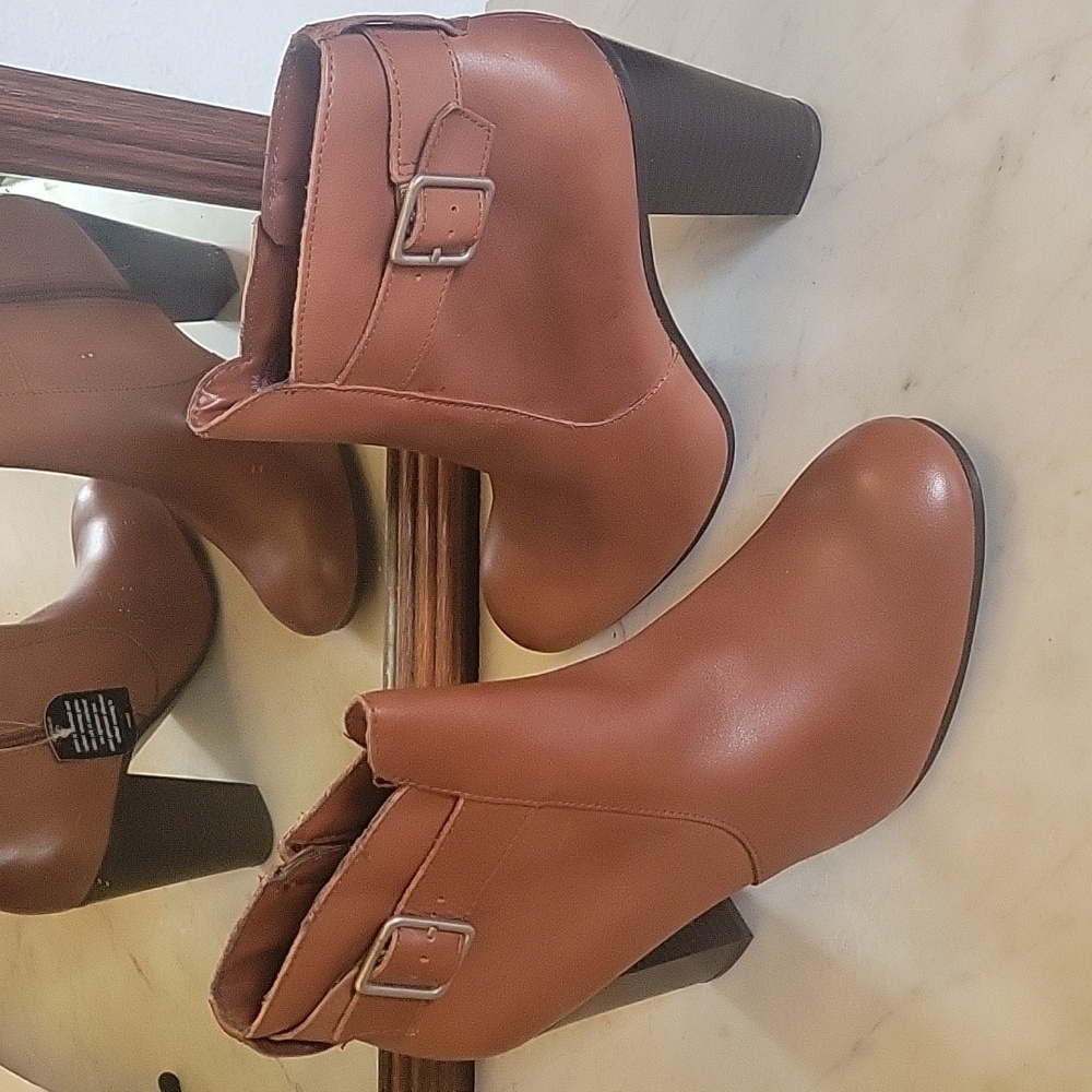 LIZ CLAIBORNE Leather Booties 9M